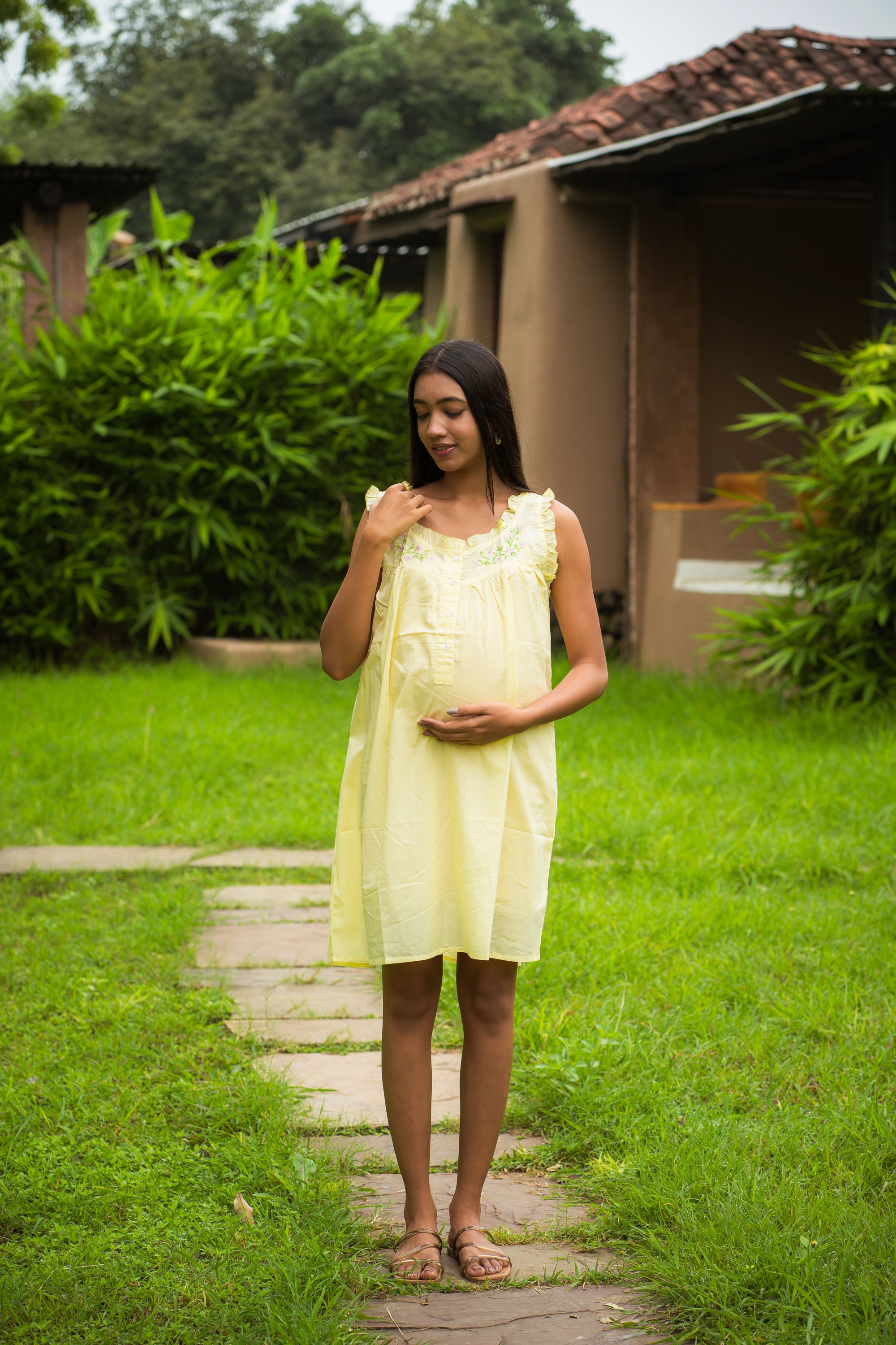 Maternity & Nursing Gowns - Floral Wreath Short Sleeveless