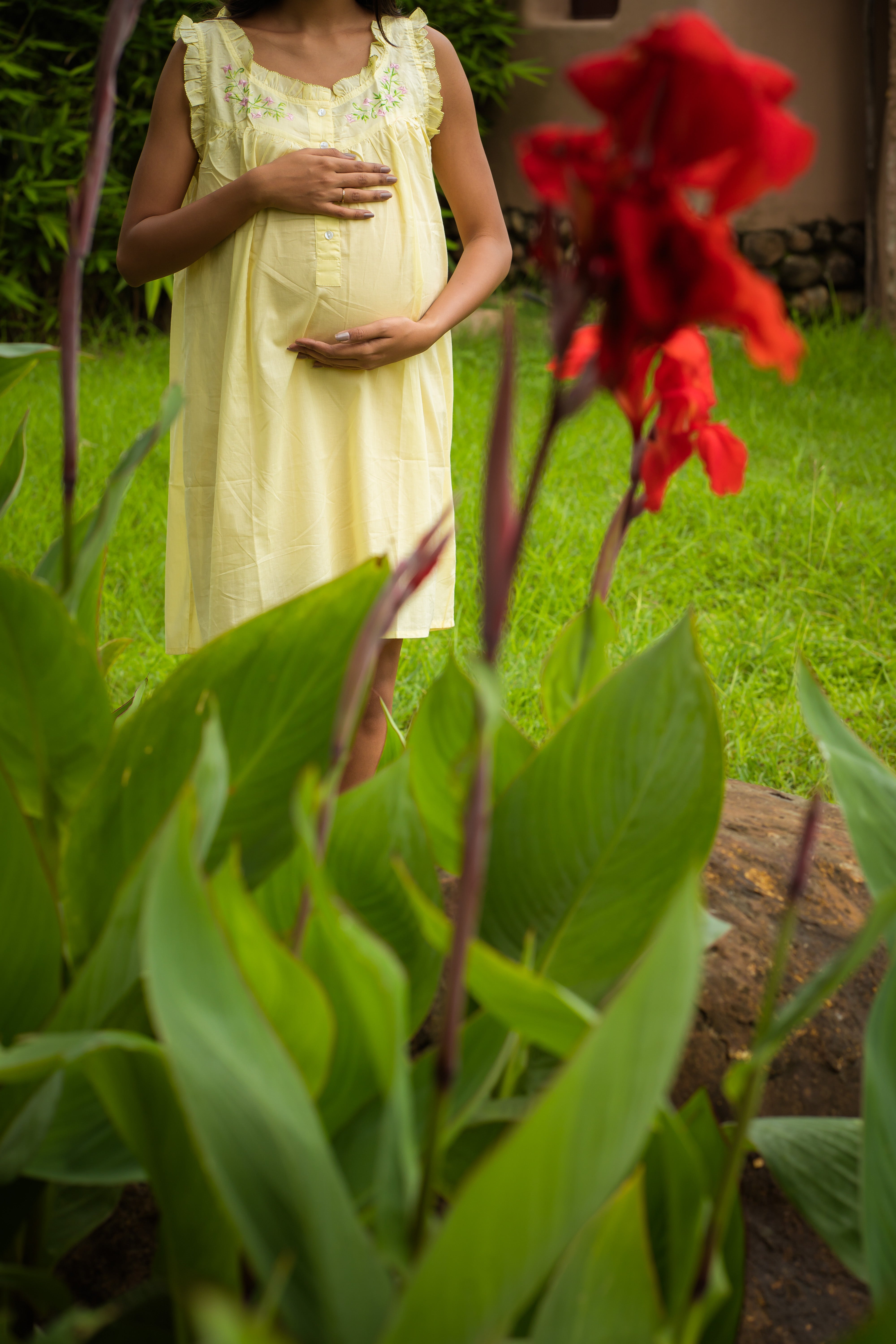 Maternity & Nursing Gowns - Floral Wreath Short Sleeveless