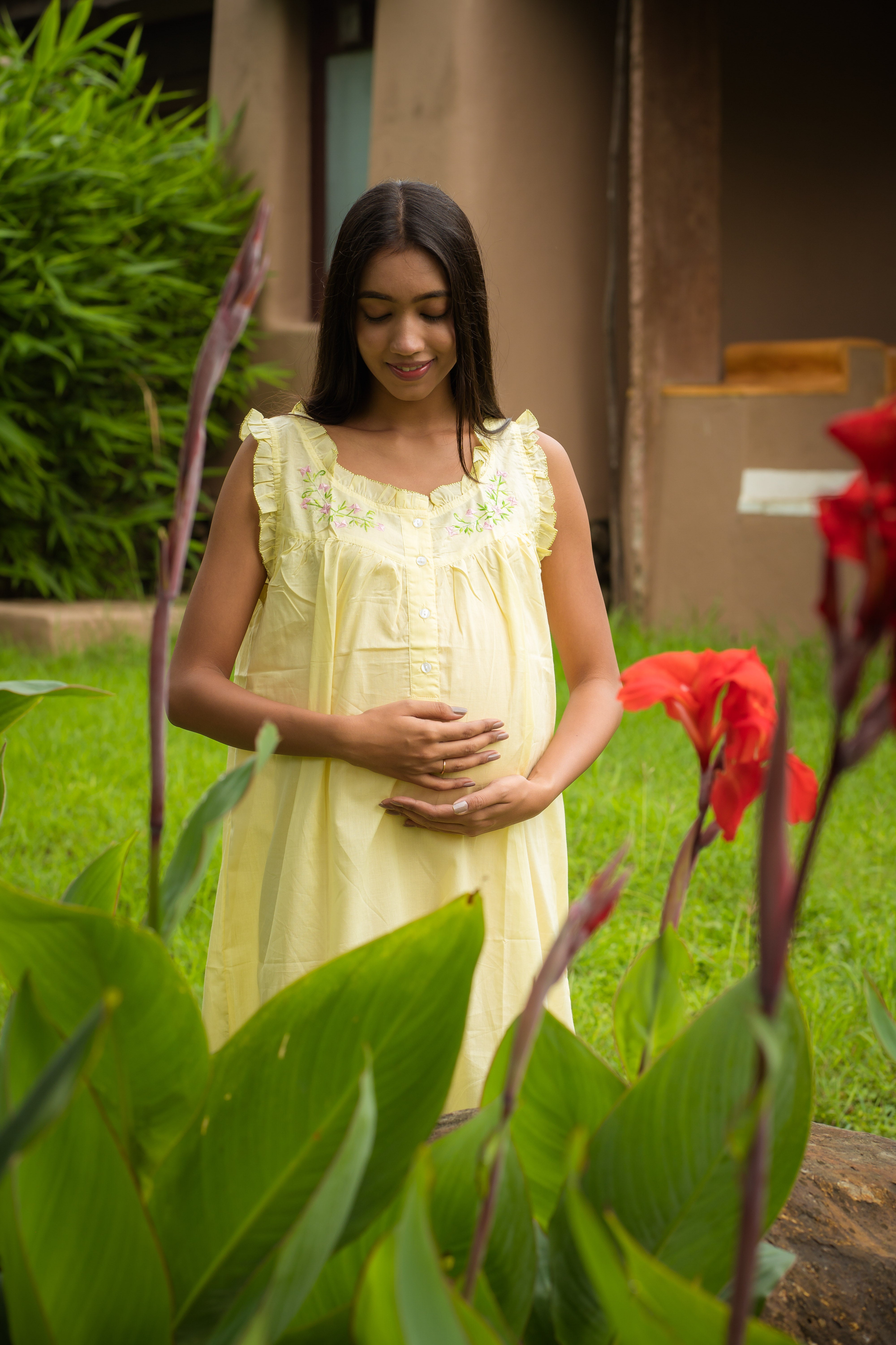 Maternity & Nursing Gowns - Floral Wreath Short Sleeveless